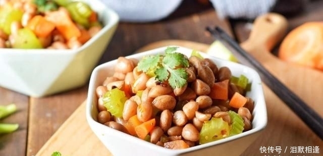 芹菜跟胡萝|睡前泡上,早上煮煮拌拌,清爽的佐粥小菜就有了,倍儿好吃