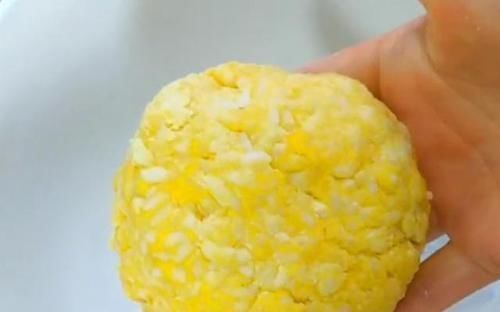  里加|剩米饭里加1个鸡蛋，不用蒸不用炒，一擀一切，出锅孩子就抢吃光