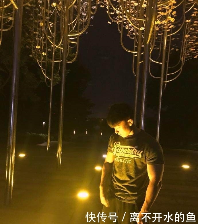  肌肉|爱健身的95后，雕刻出满身肌肉化身模特出镜，气质不输陈坤