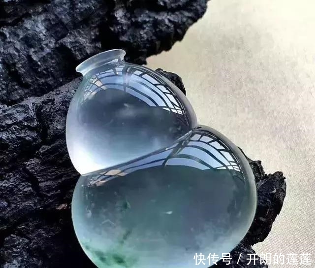 老大爷|老大爷嫌自己佩戴的翡翠水头不太好，用水一泡后，一看吓了一跳！