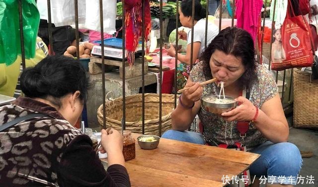 小山|云南最爱吃米线的城市,卖米线“堆成小山”,吃米线“一位难求”