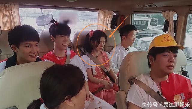 画面|鞠婧祎系安全带方法太特别,需要三个男嘉宾帮忙,这画面没看错吧