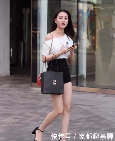 十足|街拍美图:气质非凡的小姐姐,简约风格尽显十足的清新范!
