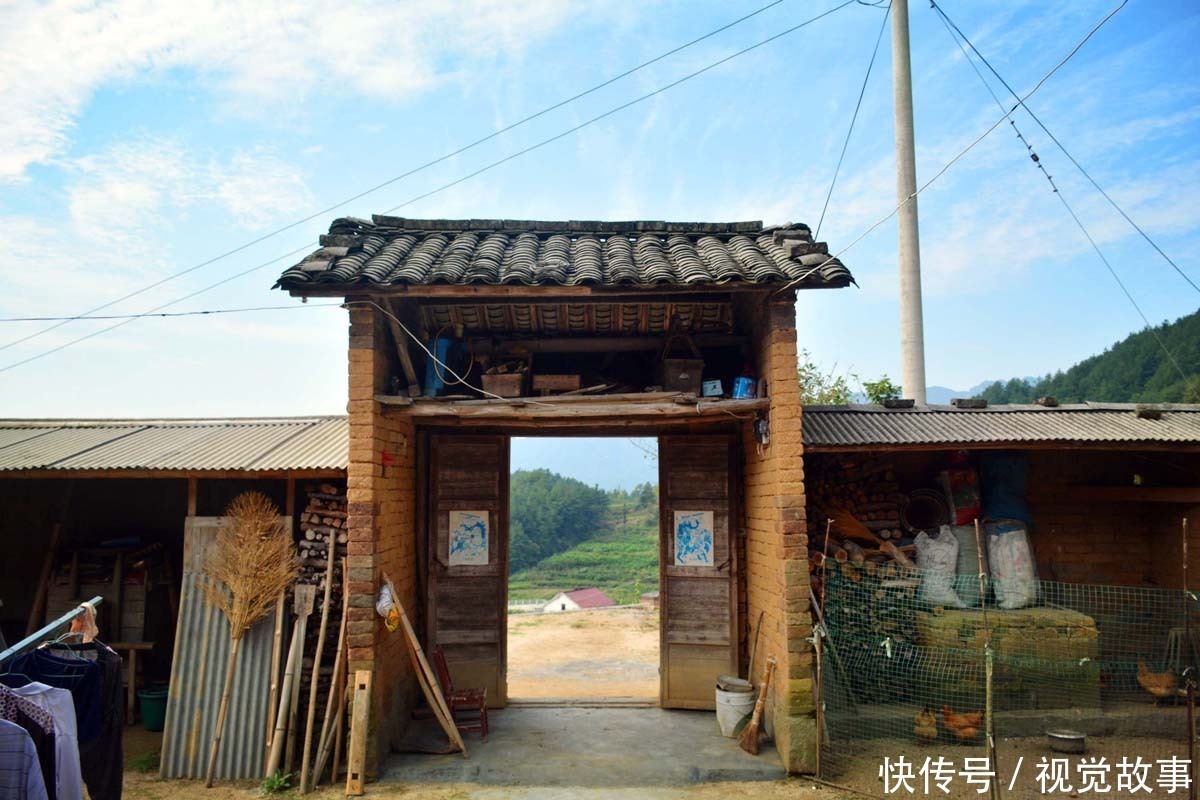 修路|古稀老人住土砖屋40年，5年建8米高石坝，三天两头“修路”