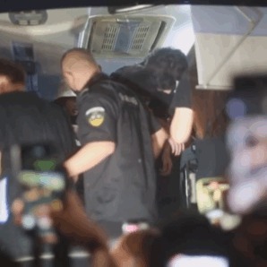 蛇形|明日之子庆功宴选手喝倒一大片,哈拉木吉蛇形走位,鞠翼铭被扛起