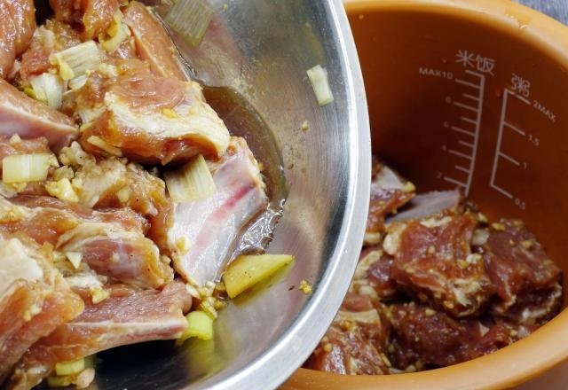 分钟|70岁外婆做排骨,不焯水不加油,30分钟上桌,咸香鲜醇抢着吃