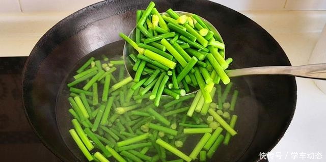 大厨|炒蒜苔，最忌切完直接炒，大厨教你一妙招，蒜苔又脆又绿还更入味