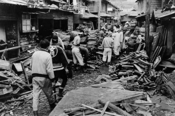 美军|美军自认为所向无敌,深入16级台风中心,几乎让整支舰队覆没