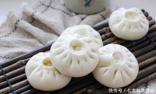 做出|包子不一定非要有肉，简单几步就能做出暄软的素包子，出锅就吃仨