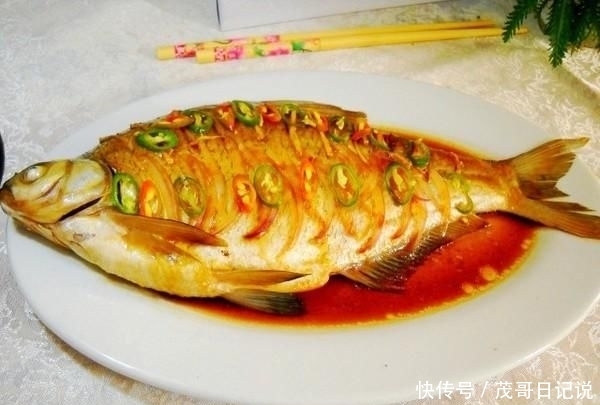 鱼含|鱼腥的“克星”是它，不是葱和姜，做鱼时加一点，鱼肉鲜嫩无腥