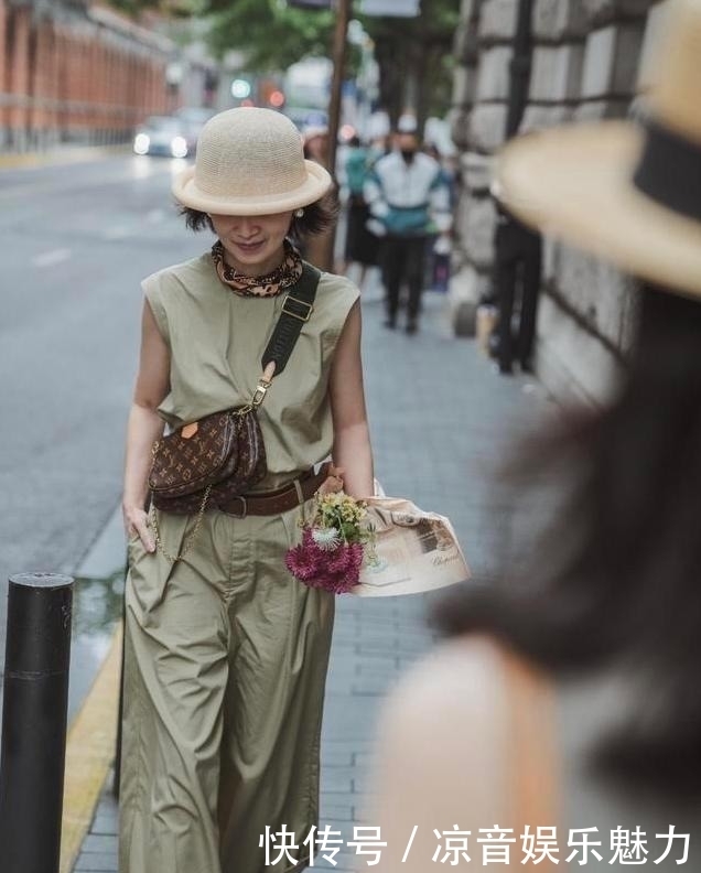 岁后|女人到了50岁后,拒绝“妈妈装”,学三木妈妈这3种优雅知性穿搭