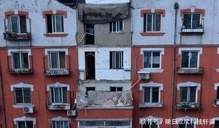 饺子馅|大妈7楼剁饺子馅,用力过猛“震塌”两层阳台,网友:比电视剧还精彩