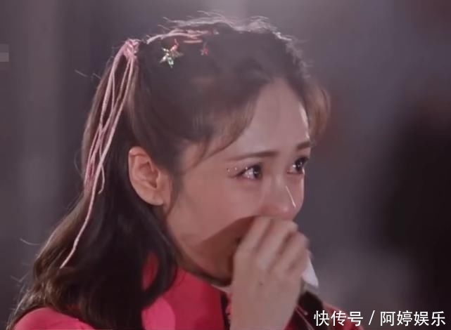  刘芸|刘芸被《浪姐》淘汰，在黄晓明的面前落泪，谁注意他的做法？已婚艺人的自觉