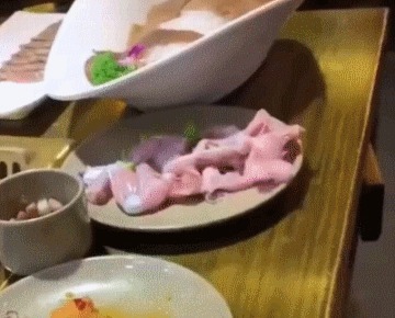 鸡肉|吓死个先人板板！生鸡肉突然爬出餐盘，跳下桌子逃跑了