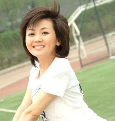 毕业|她是央视著名主持人,清华硕士毕业被称“冰山美人”,如今40多岁仍未婚