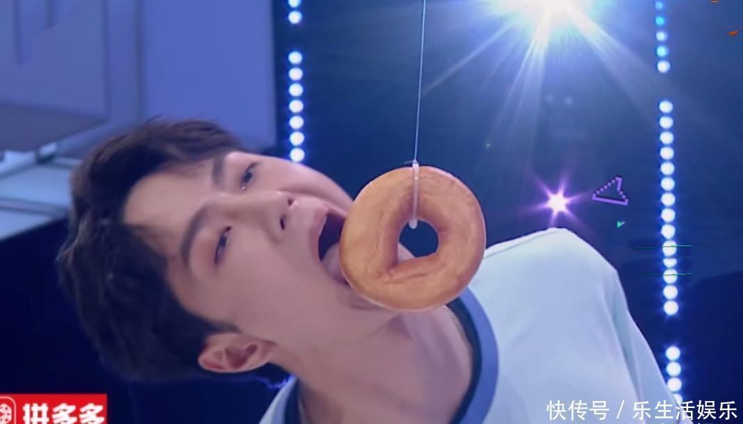  快本|王一博《快本》现场“咬面包”，做游戏笑出表情包，眼角纹太抢镜