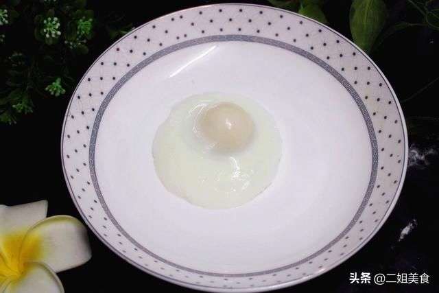 圆嫩|水煮荷包蛋,记得不能水开下锅,多加一步,鸡蛋圆嫩完整不出沫
