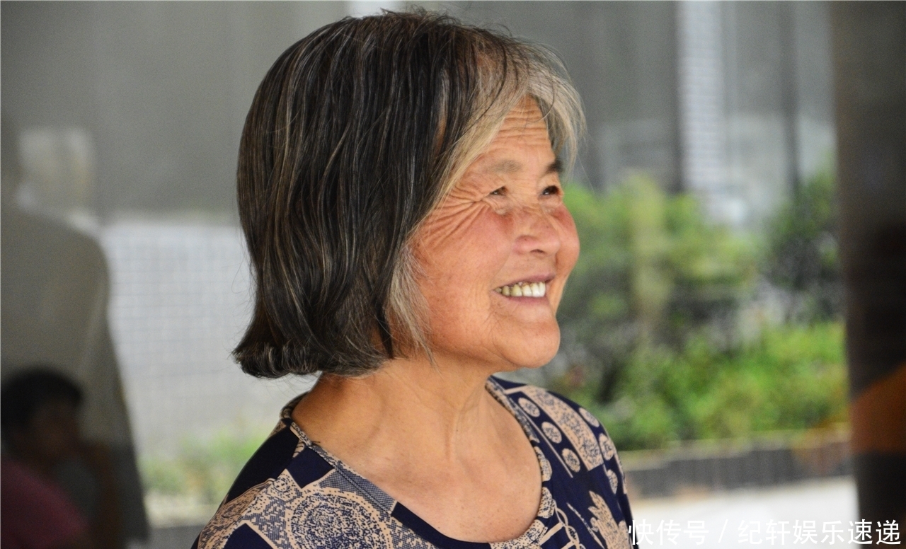 卖钱|7旬大妈做手工卖钱,中午啃个桃子当午饭,游客搞完价却少给5块钱