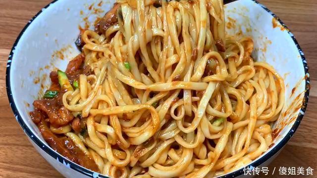 夏天|夏天来了,面条就得这样吃,简单一拌,比凉面还好吃,太香了
