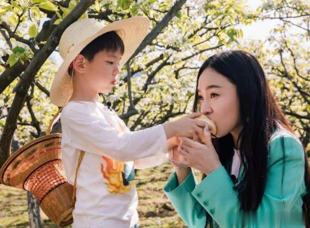  学校|嗯哼在学校被“欺负”，霍思燕知道后这么做，被众人怒赞