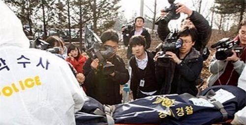 律师|他杀人潜逃33年被发现，藏身地点让抓捕人员诧异，律师不能判刑