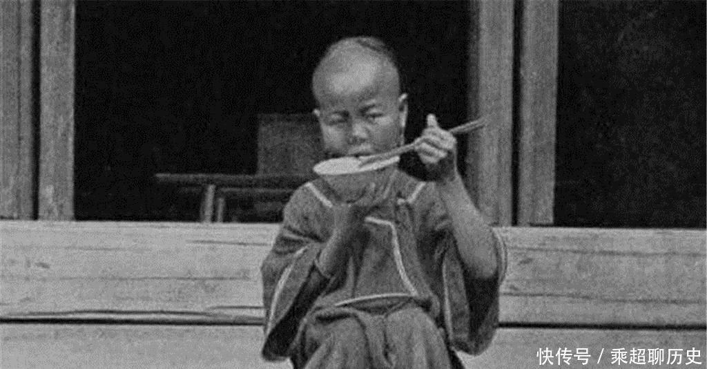 老照片|清朝老照片：图四洗衣服的妇女让人忍俊不禁，图五是溥仪在打高尔夫