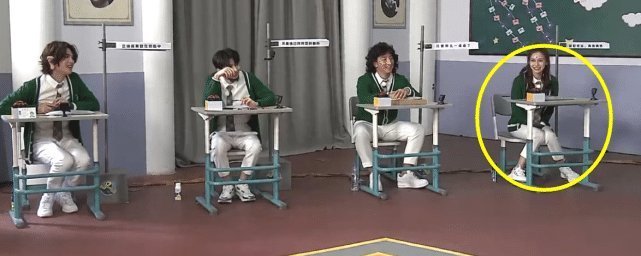 baby|baby关晓彤同时扮学生,两人坐姿看出差距结过婚就是不一样