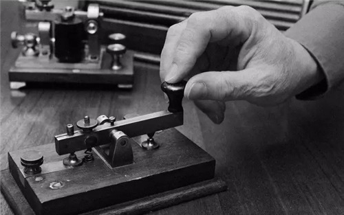 神奇|李鸿章让6匹马与电报赛跑，累死3匹马后，当场做出一神奇决定