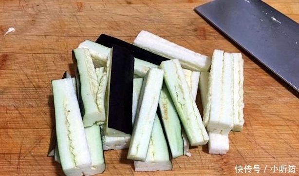 放油|炒茄子先放油？难怪炒出来的茄子不好吃，大厨来告诉你正确的做法