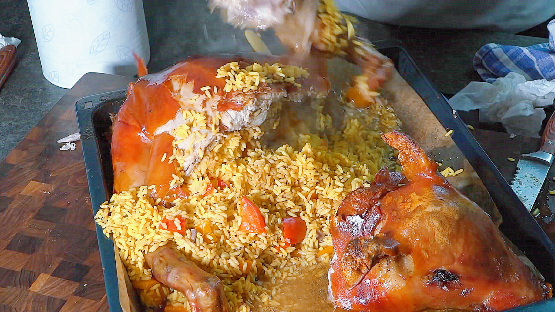  家五口人|5个人吃饭婆婆只做一道菜，以为不够吃，上菜后一家人吃到肚子撑