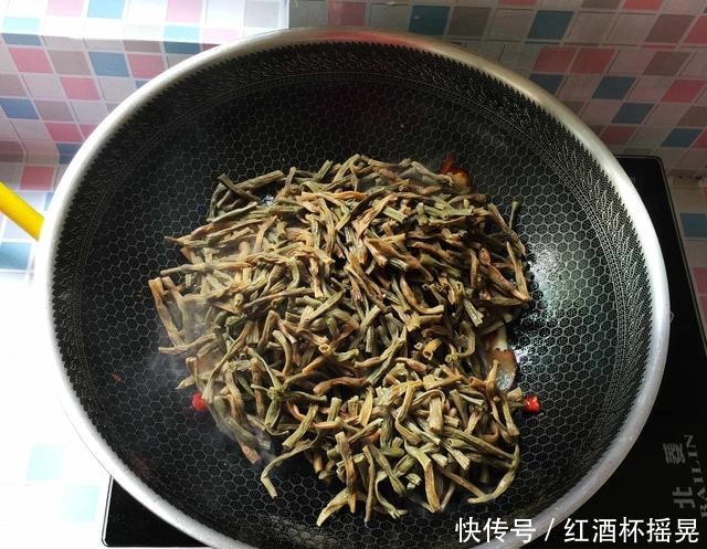  应季|腊肉和它是天生一对，把它们炒一起，又香又下饭，连吃3天都不腻
