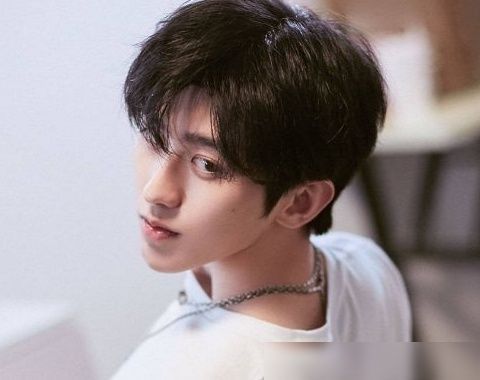 蔡徐坤|《奔跑吧》海报蔡徐坤是P上的看到原照片,也太不走心了