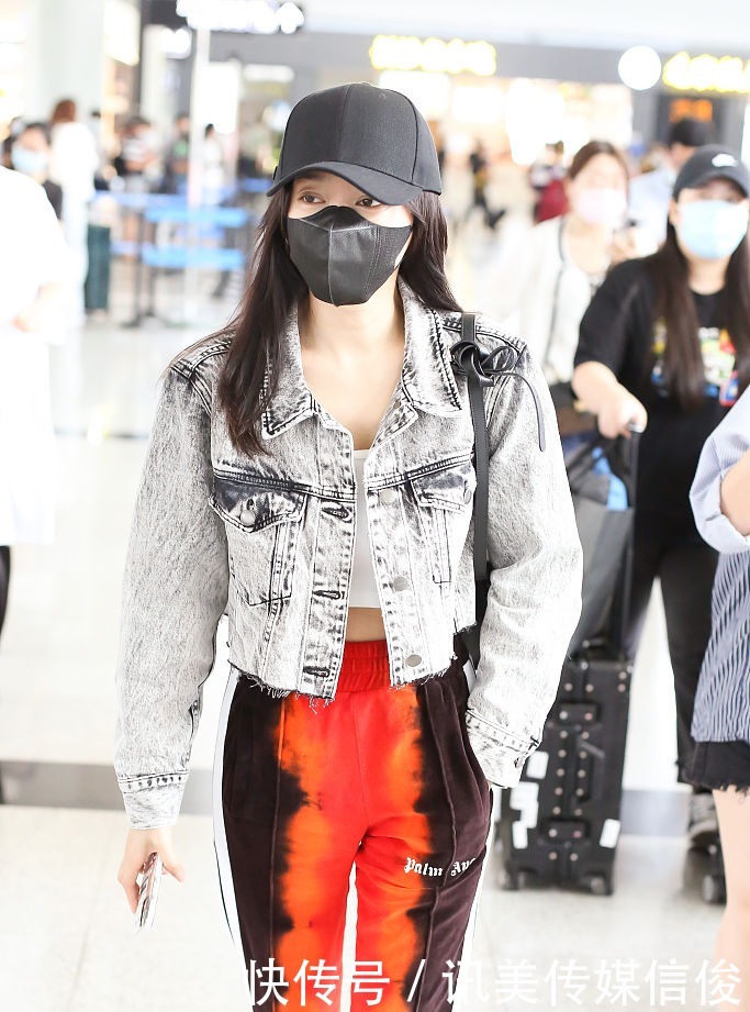  白嫩|秦岚素颜亮相皮肤白嫩状态佳 穿“火焰”长裤一手插兜自带气场