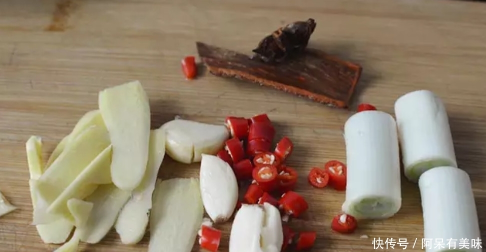 香辣鸡爪|女人不想变成“黄脸婆”,那得常吃这道菜,不懂吃就太可惜了!