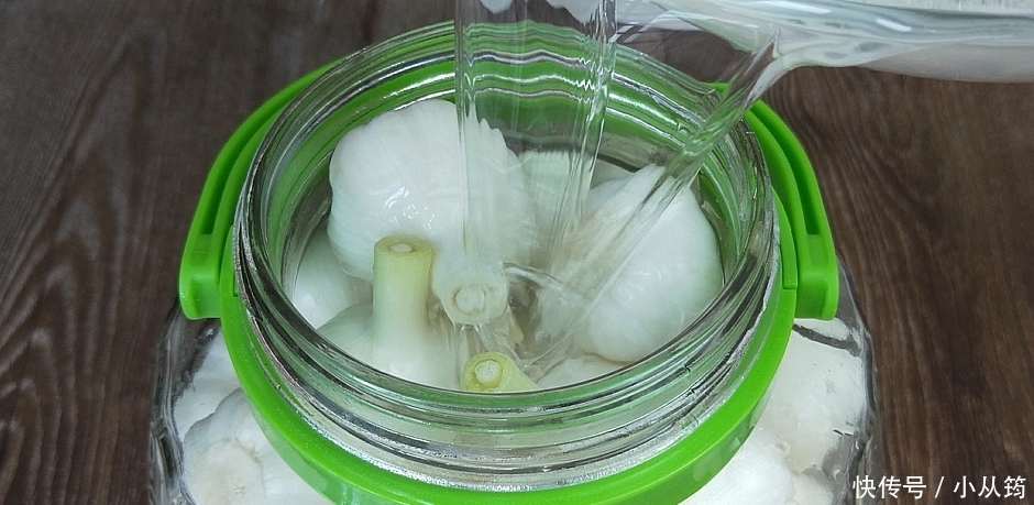 水晶|5斤大蒜1瓶雪碧,教你秘制“水晶蒜”做法,美味可口,越吃越上瘾