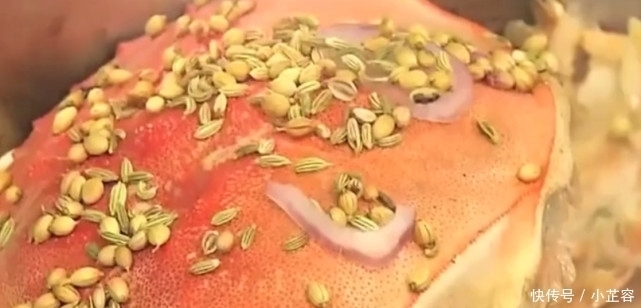 外国人|外国人用“螃蟹机”处理螃蟹,40秒一只,中国人没灵魂的吃法