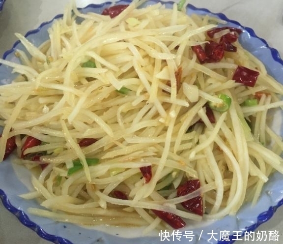 切成|炒土豆丝时,千万别再直接下锅了!教你2招,土豆丝又香又脆