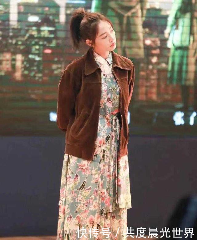 穿搭|白百何的时尚越来越看不懂了，碎花连衣裙配灯芯绒外套，太接地气