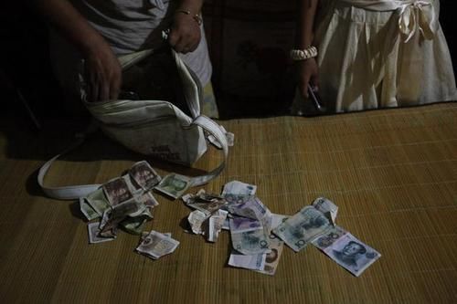  小女孩|实拍：农村9岁小女孩暑假在街头卖菜，最大心愿是能上大学