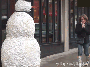 你俩|妹子,你俩穿个裙子还跳这么高,有点淑女形象好不?太尴尬了吧