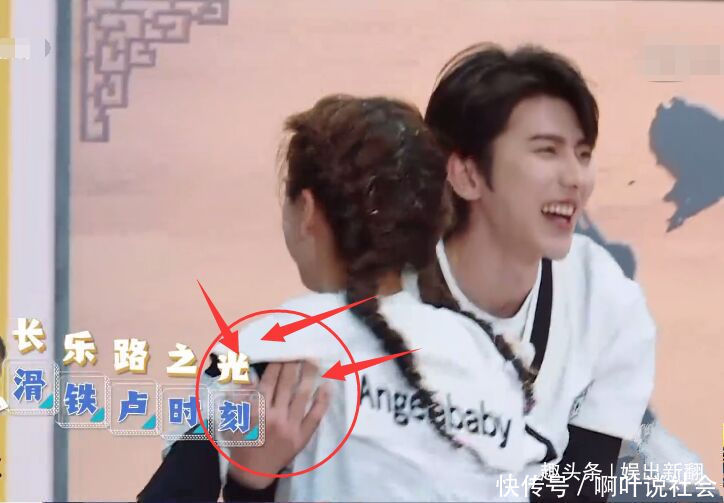 蔡徐坤|Baby不慎滑倒,看清蔡徐坤帮扶手放的位置,Baby真没白叫他弟弟