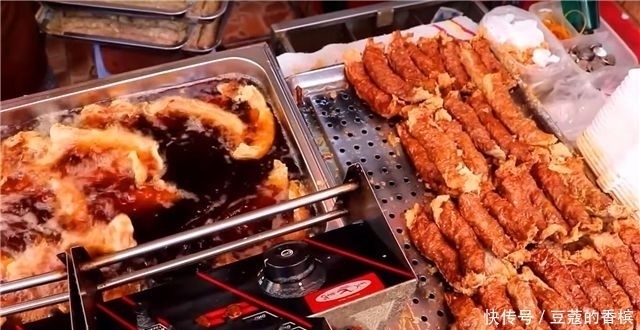 炸响铃|夫妻街头卖“金色”小吃,10元一份不讲价,一天上百斤都不够卖!