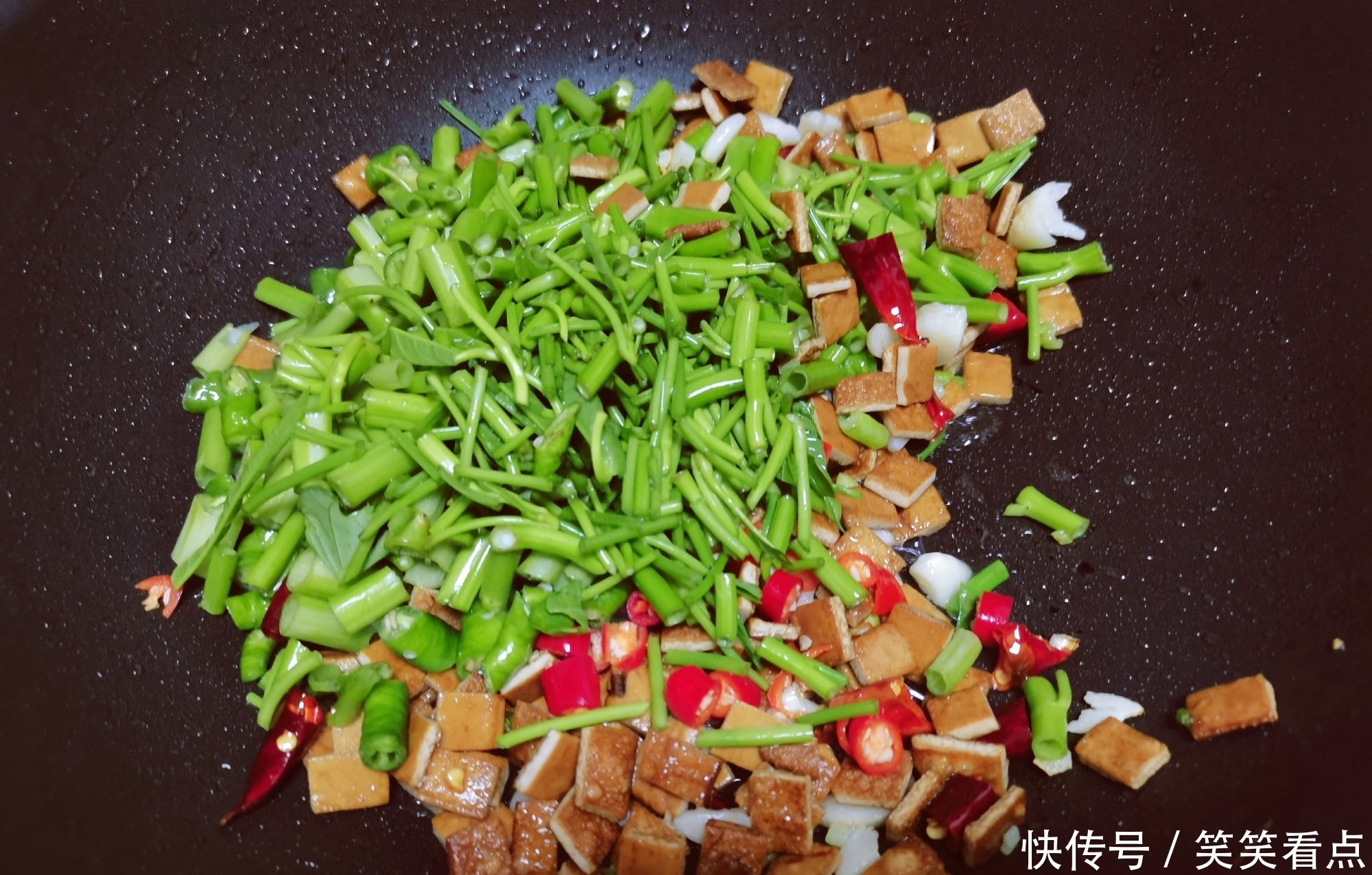 更是|夏天,这碱性蔬菜要常吃,2元一大把,钙含量更是番茄的12倍