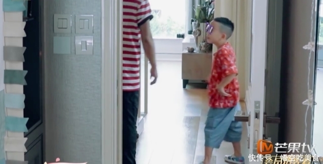 到陈小春|7岁Jasper终于翻身了,不停指挥陈小春干活,懂事举动又很暖心