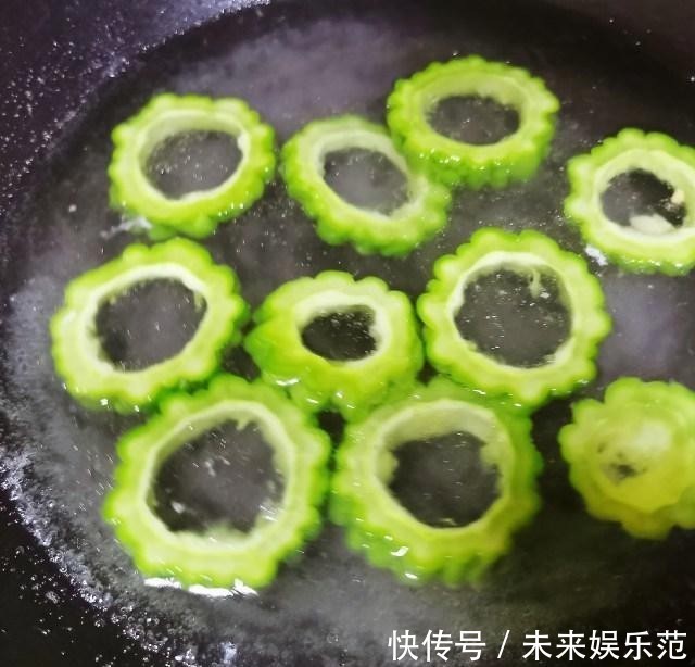 鸡蛋|吃腻了鸡蛋炒苦瓜,不妨来试试苦瓜鸡蛋饼