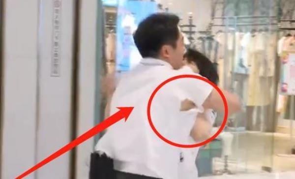 郑恺的|蔡徐坤撕掉郑恺名牌,谁注意郑恺的衣服有无台本一目了然