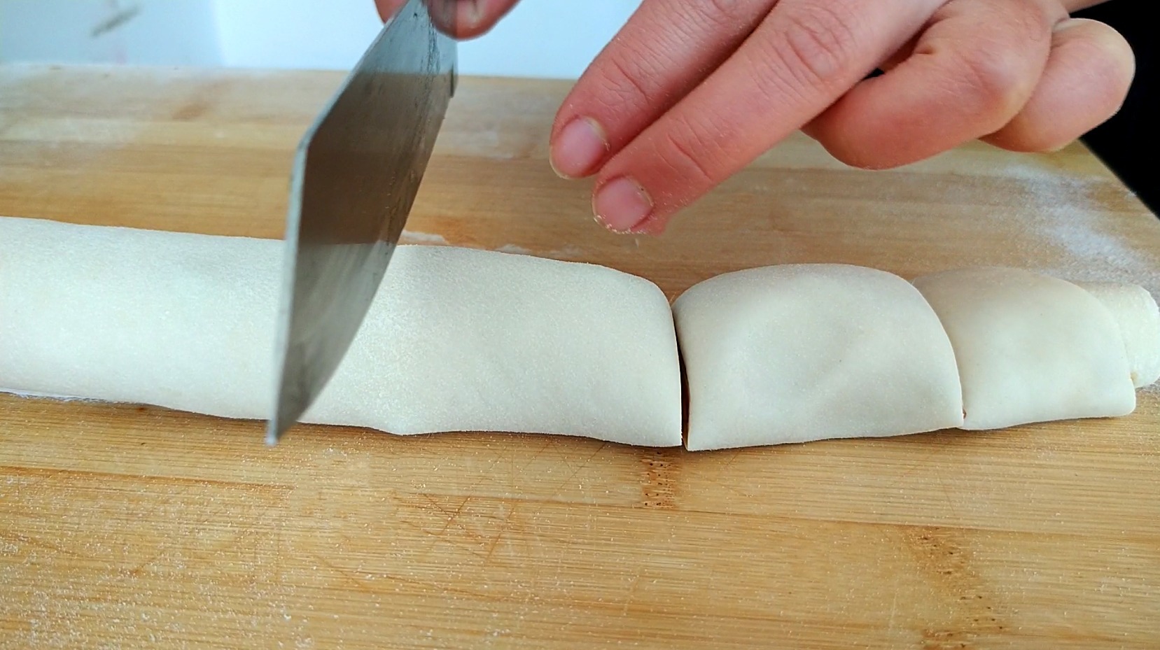  简单|面粉不要只会蒸馒头，这个做法比蒸包子简单，比馒头香，咸香味美