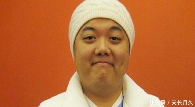 演员|周星驰御用演员的他,童年生活也是非常的凄惨,现43岁婚姻幸福