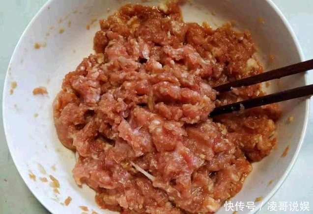 饺子|韭菜花不只能做酱，用它包饺子绝对新颖又美味