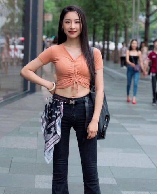 小姐姐|街拍:一身白色穿搭的小姐姐,短发也显得干净利落,非常时髦